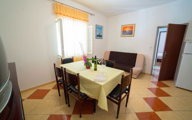 Apartment Zora - with large garden terrace: A Donji-Polanda Supetar, Island Brac