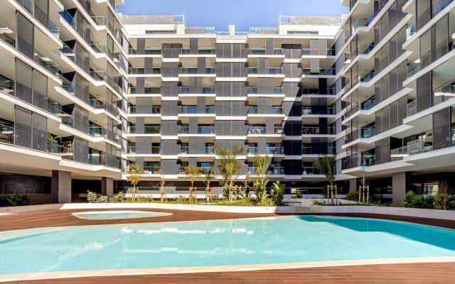 Modern Lisbon W Balcony AND Pool II by Homing