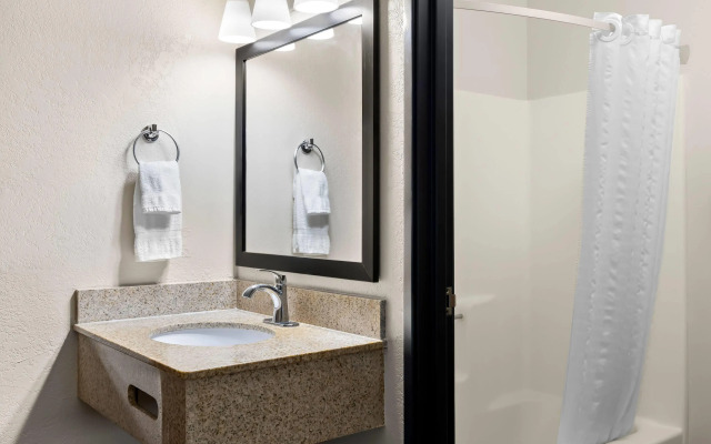 Super 8 by Wyndham La Crosse