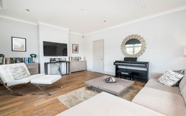 Spectacularly Stylish 2 Bed Flat Heart of Fulham