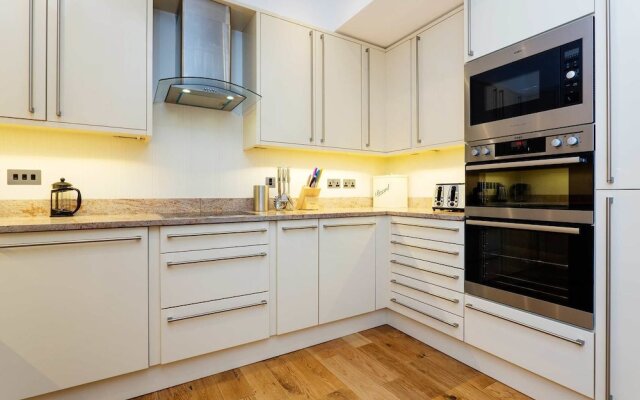 Elgin Crescent Apartment