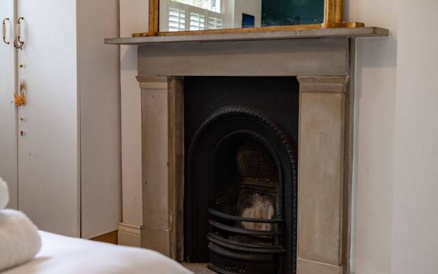 Beautiful Two Bed Abode In South West London