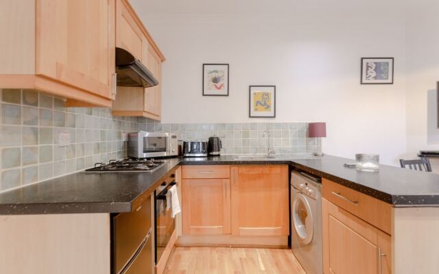 Charming 2 Bedroom Property in Clapham