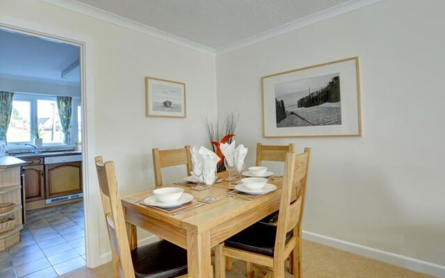 Lovely and Comfortable Holiday Home in Quiet and Stunning Surrounding Area of Begelly