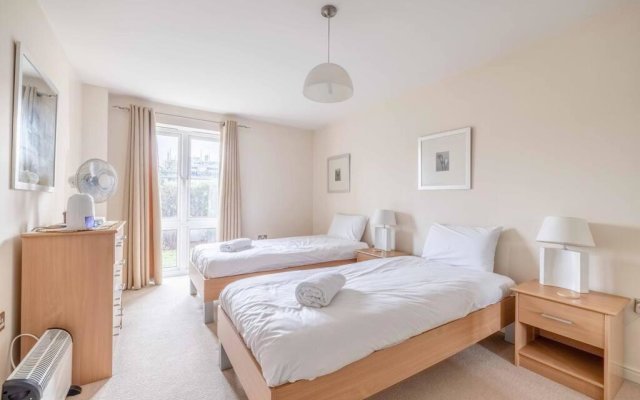Cosy 2 Bed 2 Bath Central Windsor & Parking