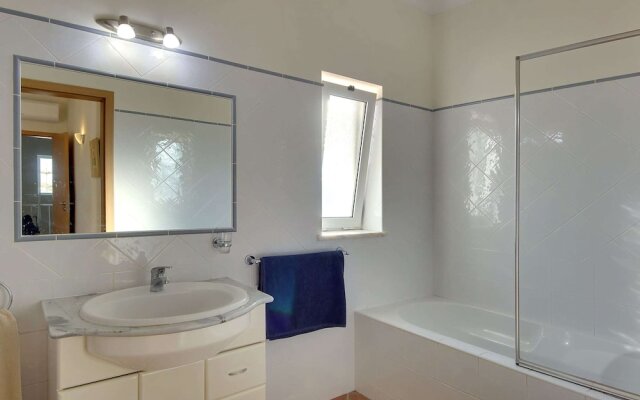 Villa in Carvoeiro With Swimming Pool