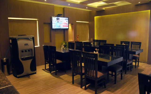 OYO Premium Avinashi Road Hope College