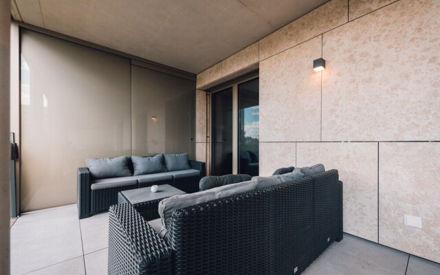 Stylish 1BR Apt w Balc Cloche dOr