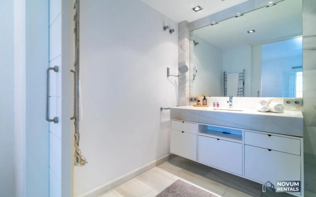 Modern 2 BDRM Apt with Sea Views and Pool