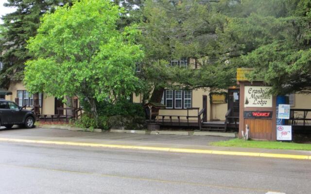 Crandell Mountain Lodge