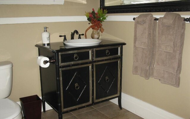 Cedar Suite Bed and Breakfast by Elevate Rooms