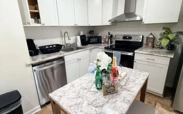 Renovated 2 Bedroom in Durham Superhost