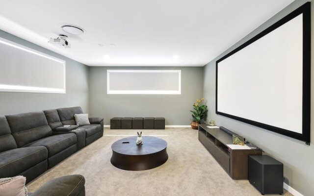 Gold Coast Private Villas - Waterfront Villas
