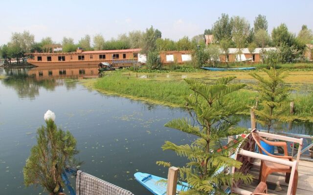 Golden Crest Houseboats