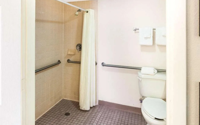 Econo Lodge Inn & Suites Fiesta Park
