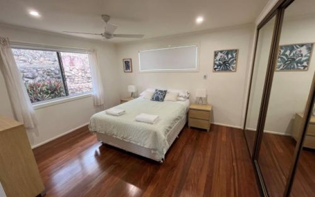 32 Barra Crescent, Coolum Beach. Bond 500, FOXTEL, WIFI, Linen Supplied – Guest Rooms – Coolum Beach