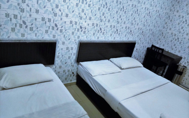 OYO 89407 EZI Hotel