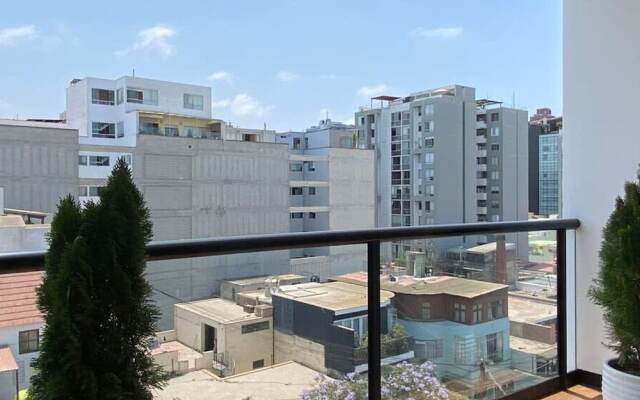 Awesome 3BR With Balcony in Miraflores