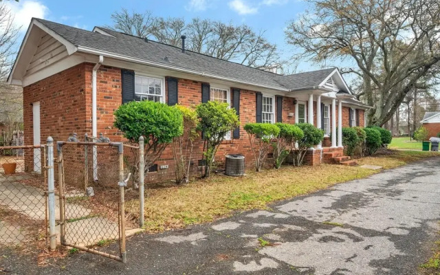 Spacious 2BR Duplex - Near Uptown Charlotte