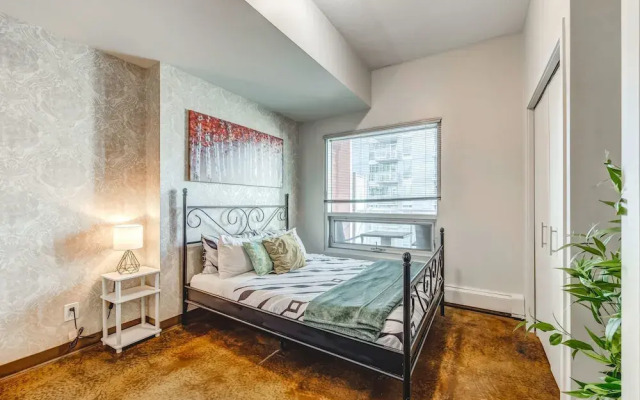 Luxury 2BR Condo - Downtown City Views