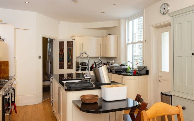 4 Bedroom Home In South London