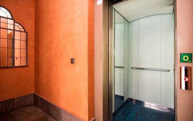 APARTAMENTOS DELUXE PALACIO DE LOS JERÓNIMOS free parking