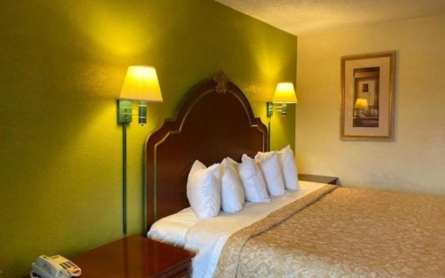 Travelodge by Wyndham Sellersburg / Louisville North