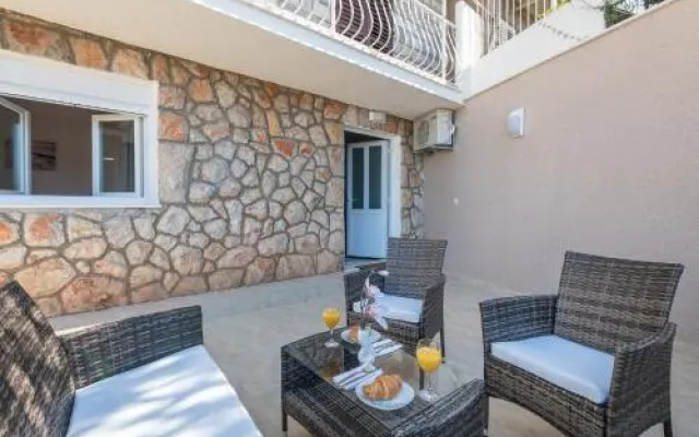 S & V Deluxe Apartments