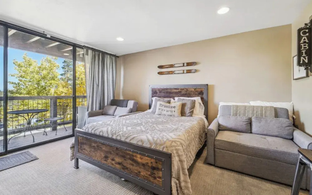On-site Skiing: Truckee Studio w/ Balcony