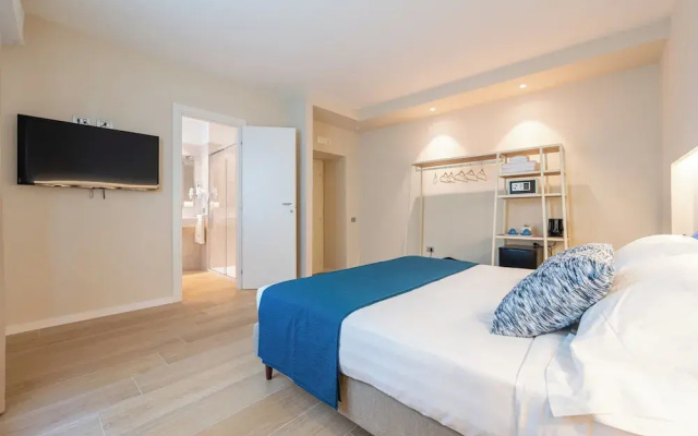 Six Luxury Room