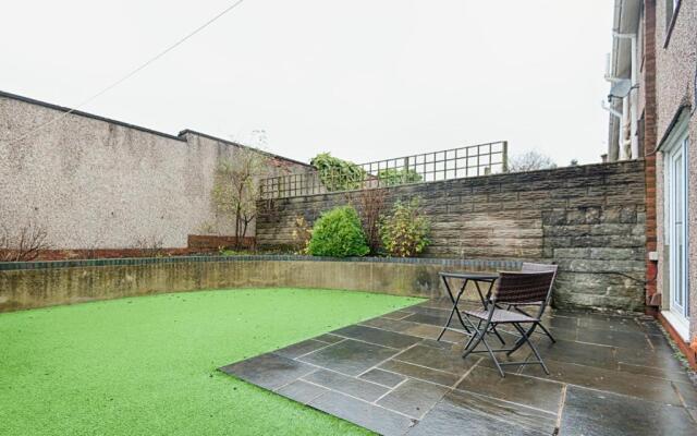 Singleton House parking and garden