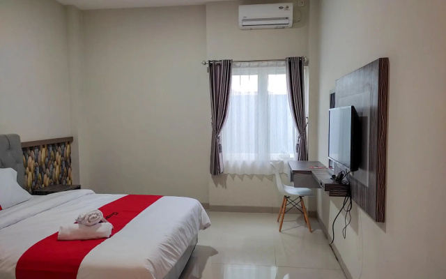 RedDoorz Syariah near GOR Satria Area