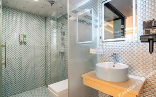 Qingman Light Luxury Hotel (Linping Qiosi Subway Station)