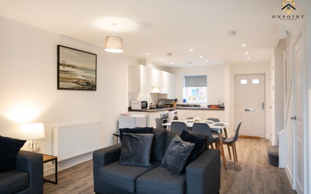 Spacious 3 Bed House with Parking & WiFi