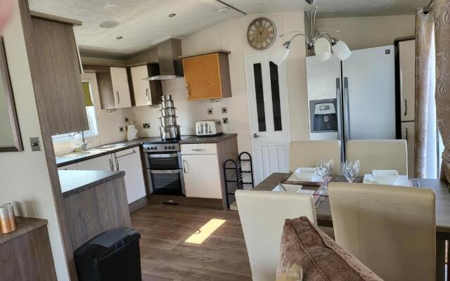 2br-sleeps6-fireplace-parking-patio-seaside