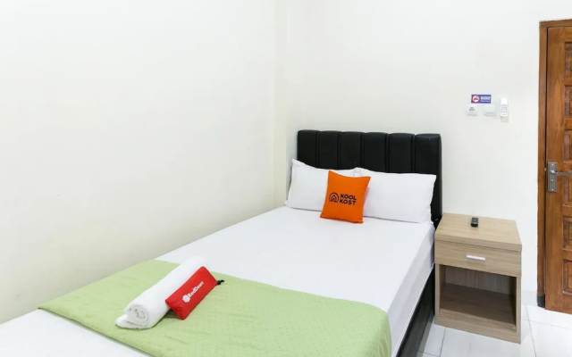 RedDoorz Syariah near Purwosari Train Station