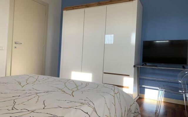 Chic Apartment - River View - Free Parking and WIFI