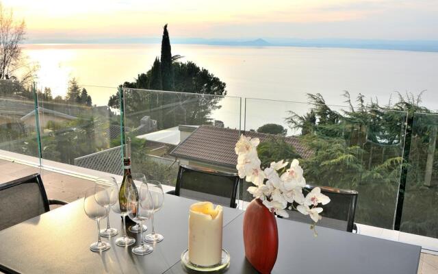 Villa Sybille With Pool And Lake View