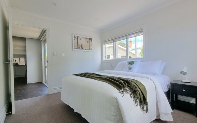Cheerful 5 - Bedroom Home - Free Parking
