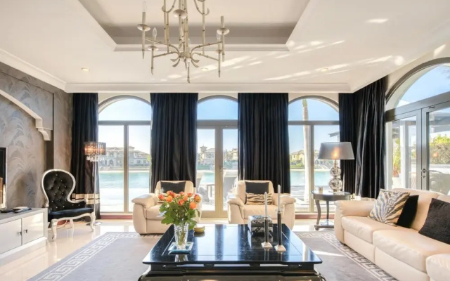 Glamourous Beachfront Villa on The Palm w Pool