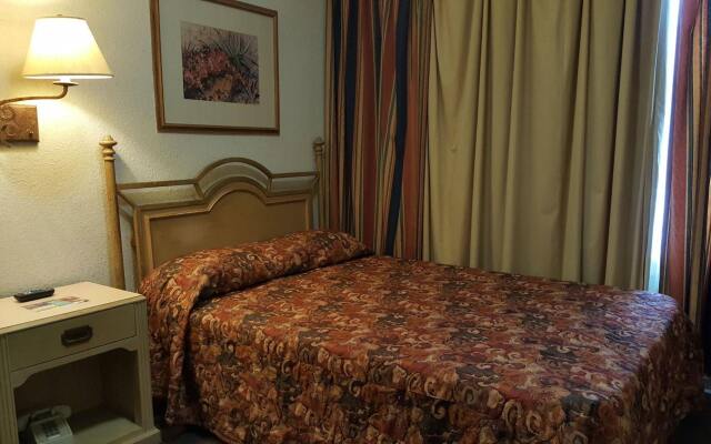 OYO Cameron Historic Hotel Brownsville I-69E