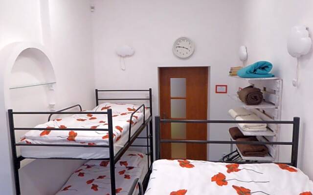 FlyFly Hostel