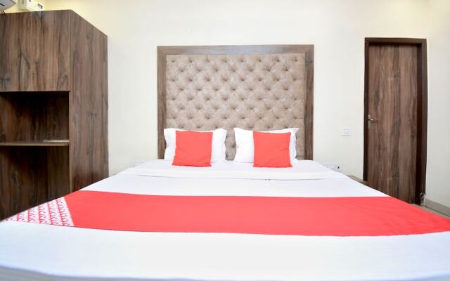 OYO 28335 Hotel Classic