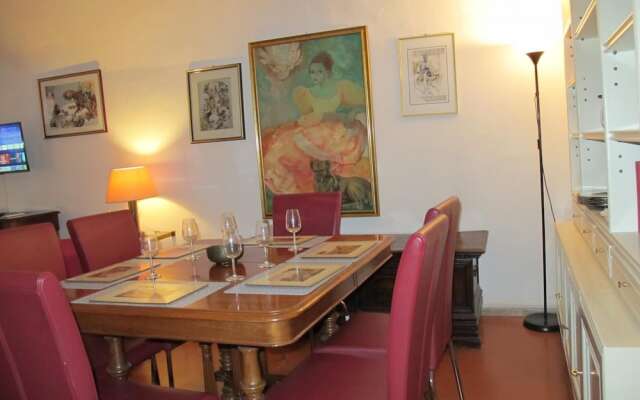 Aurora in Pantheon Apartment