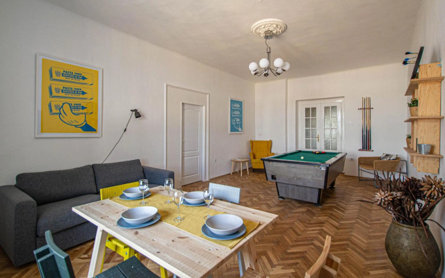 Super Central Billiard and Darts Big Apartment