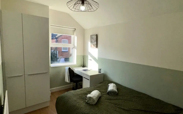 Luxury 4-bed 3 Bathroom House in Leicester City