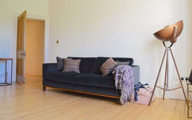2 Bedroom Flat With Views of Holyrood