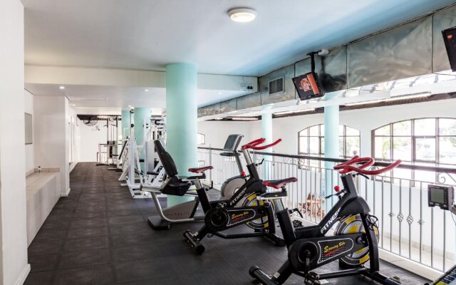 Island Club Hotel & Apartments