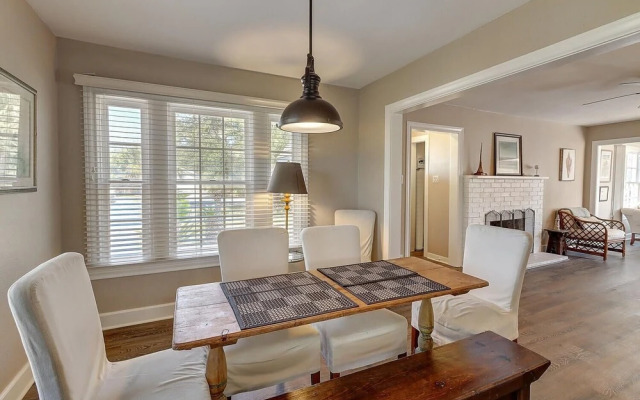 Rockport Blue Crab Bungalow Close to City Attractions by Redawning