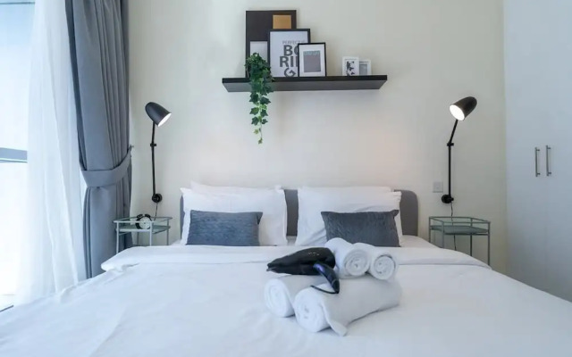 Refined 1BR Retreat in The Point Tower - Marina